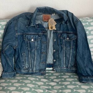 Brand new with tags. 90’s truck driver style denim jacket size XL. Super cute!!